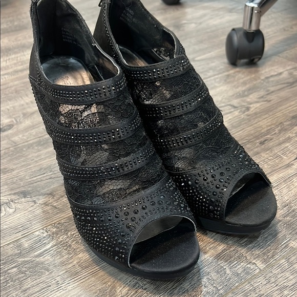 Coach and Four Black Peep-Toe Heels - Picture 1 of 4